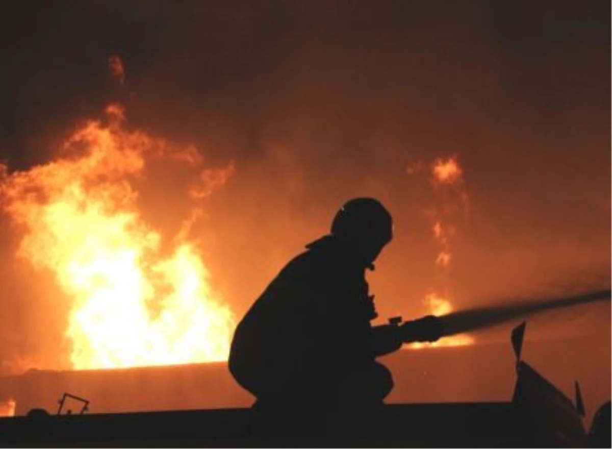 Gaziantep\'te Tekstil Fabrikasındaki Yangın Devam Ediyor