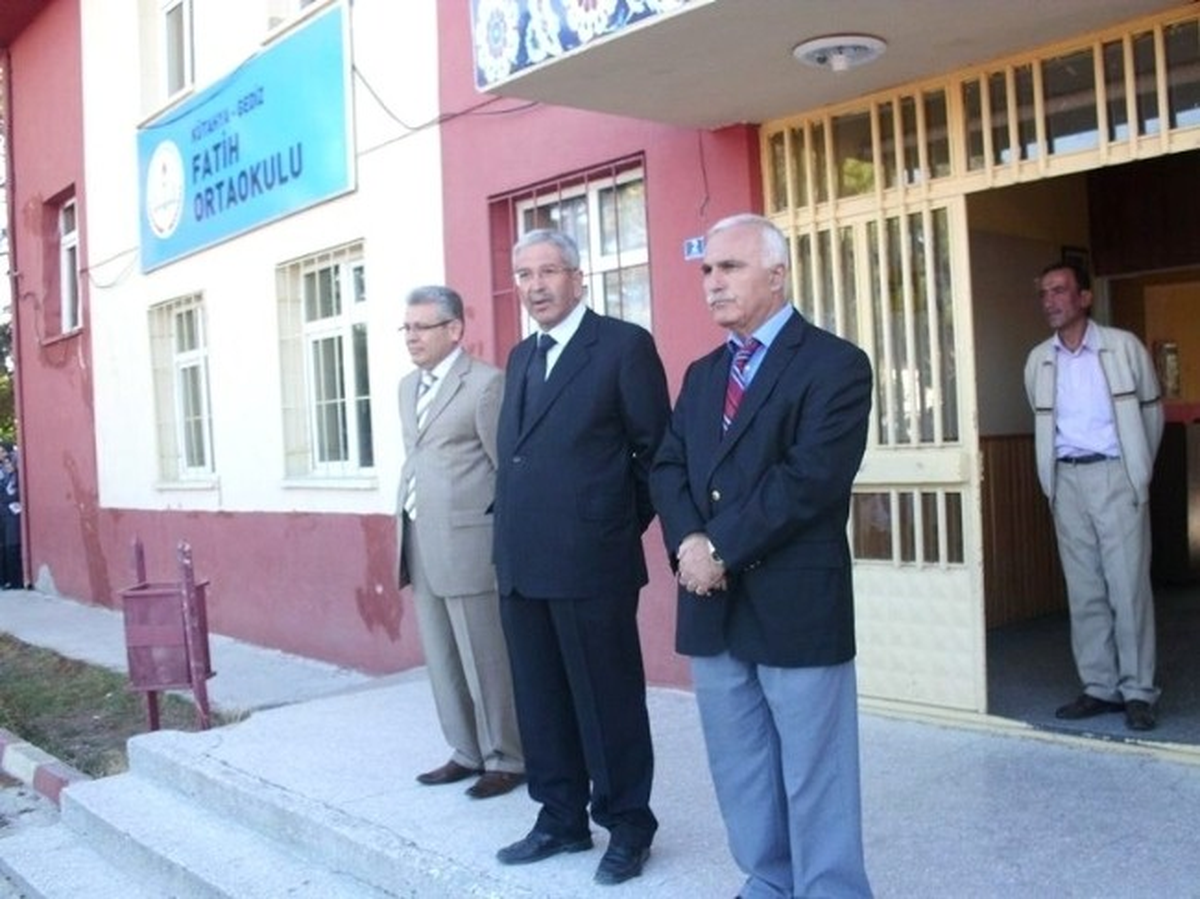 Gediz\'de 8 Bin 800 Öğrenci Ders Başı Yaptı