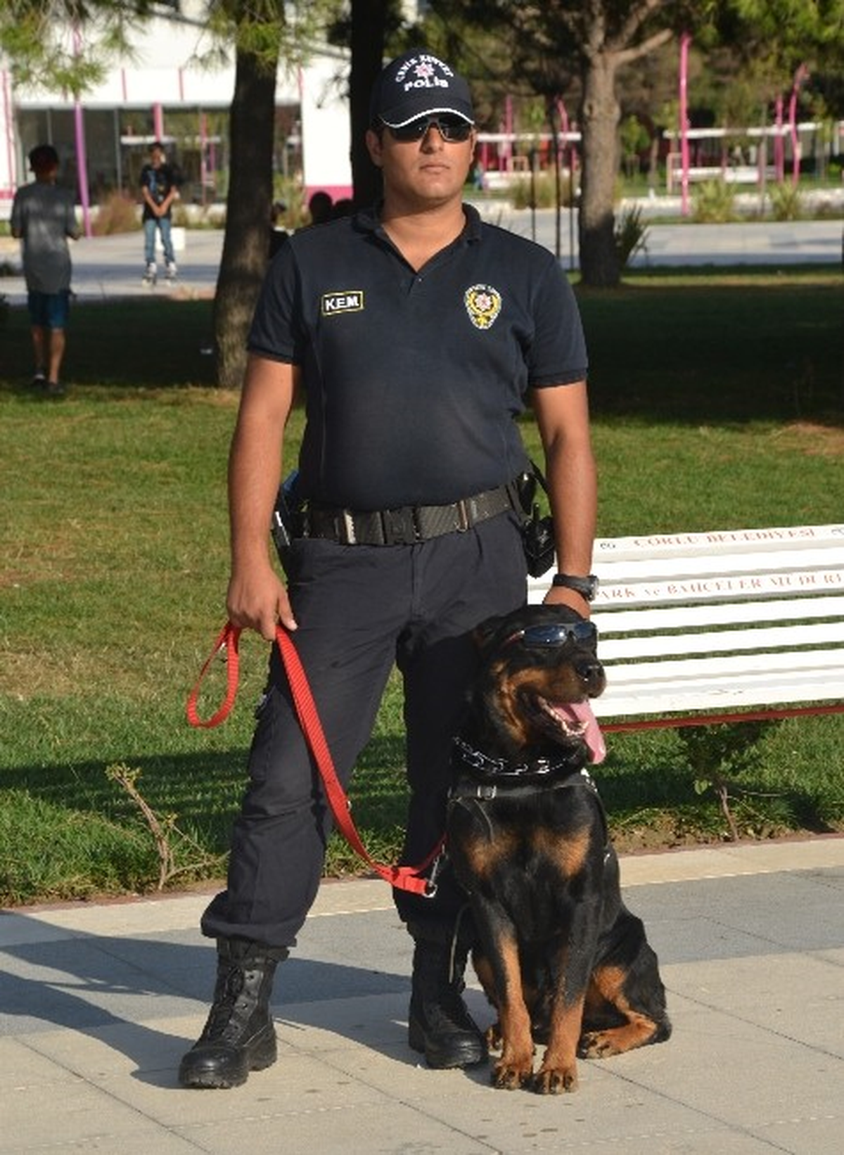 Gözlüklü Polis Köpeği \'Şimon\' İlgi Odağı Oldu