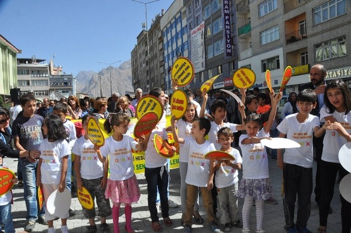 Hakkari\'de \'Anadil\' Yürüyüşü