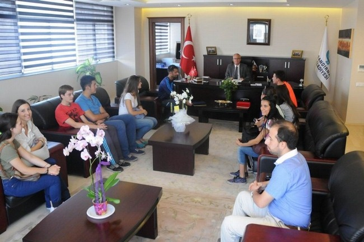 Halk Oyunları Ekibi Belediye Başkanı Sedat Pekel\'i Ziyaret Etti