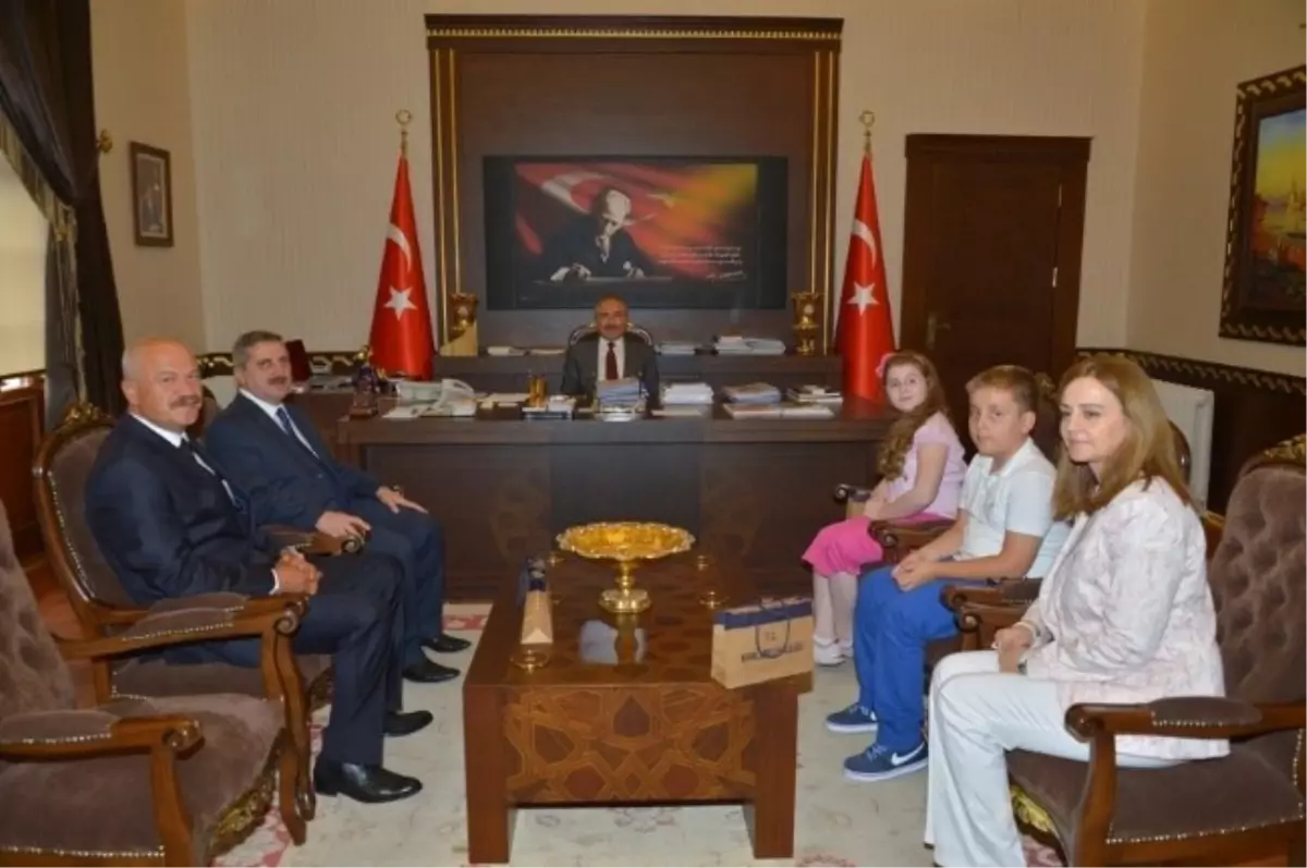 Hamdi Helvacıoğlu İlkokulu Öğrencilerinden Vali Yaman\'a Ziyaret