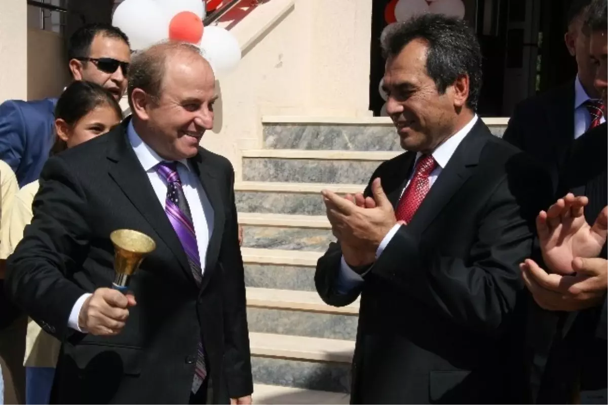 İlk Ders Zilini Vali Çaldı...