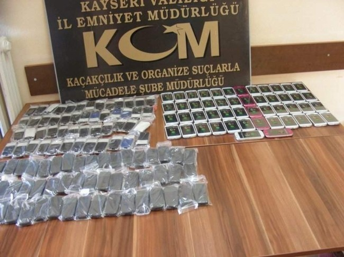 Kayseri\'de 200 Adet Kaçak Cep Telefonu ve Sigara Operasyonu