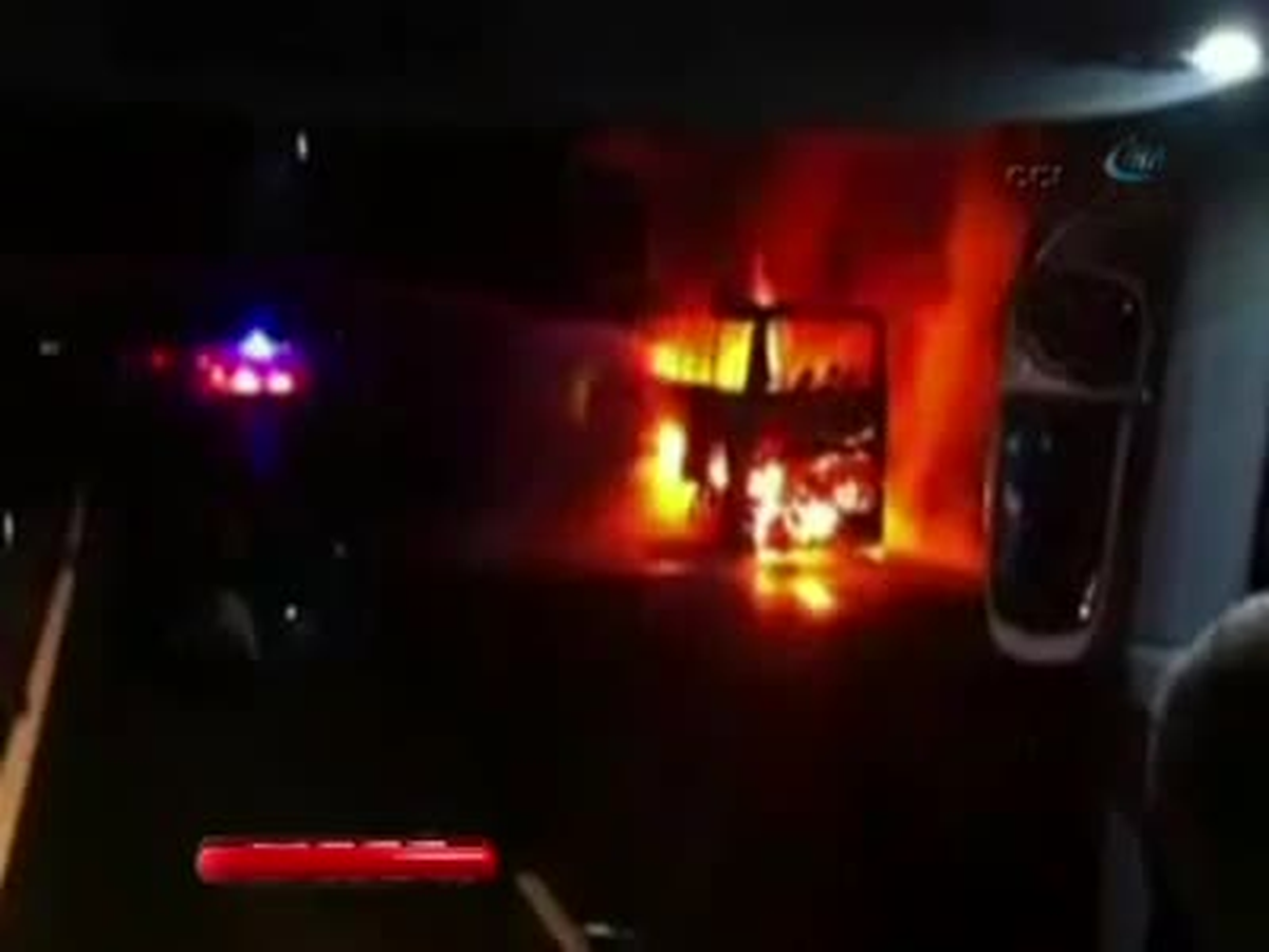 Kocaeli\'de Yolcu Otobüsü Yandı
