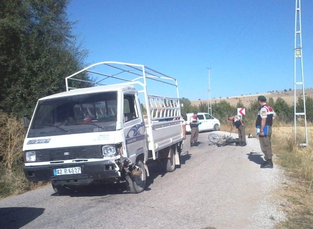 Konya\'da Kamyonet ile Motosiklet Çarpıştı 2 Kişi Yaralandı
