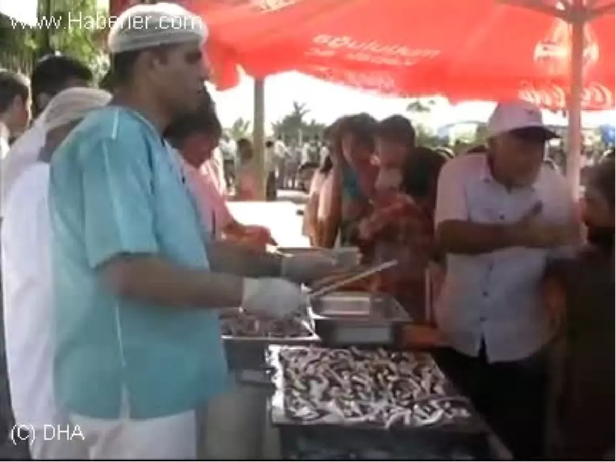 Balıkçılar Sezon Açılışını Balık Ekmek Dağıtarak Başladı