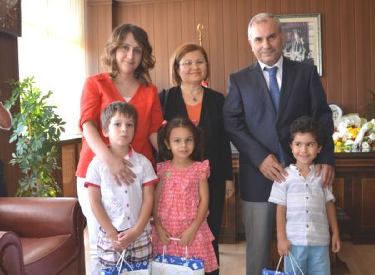 Mersin Milli Eğitim Müdürü Gül\'e Minik Öğrencilerden Ziyaret