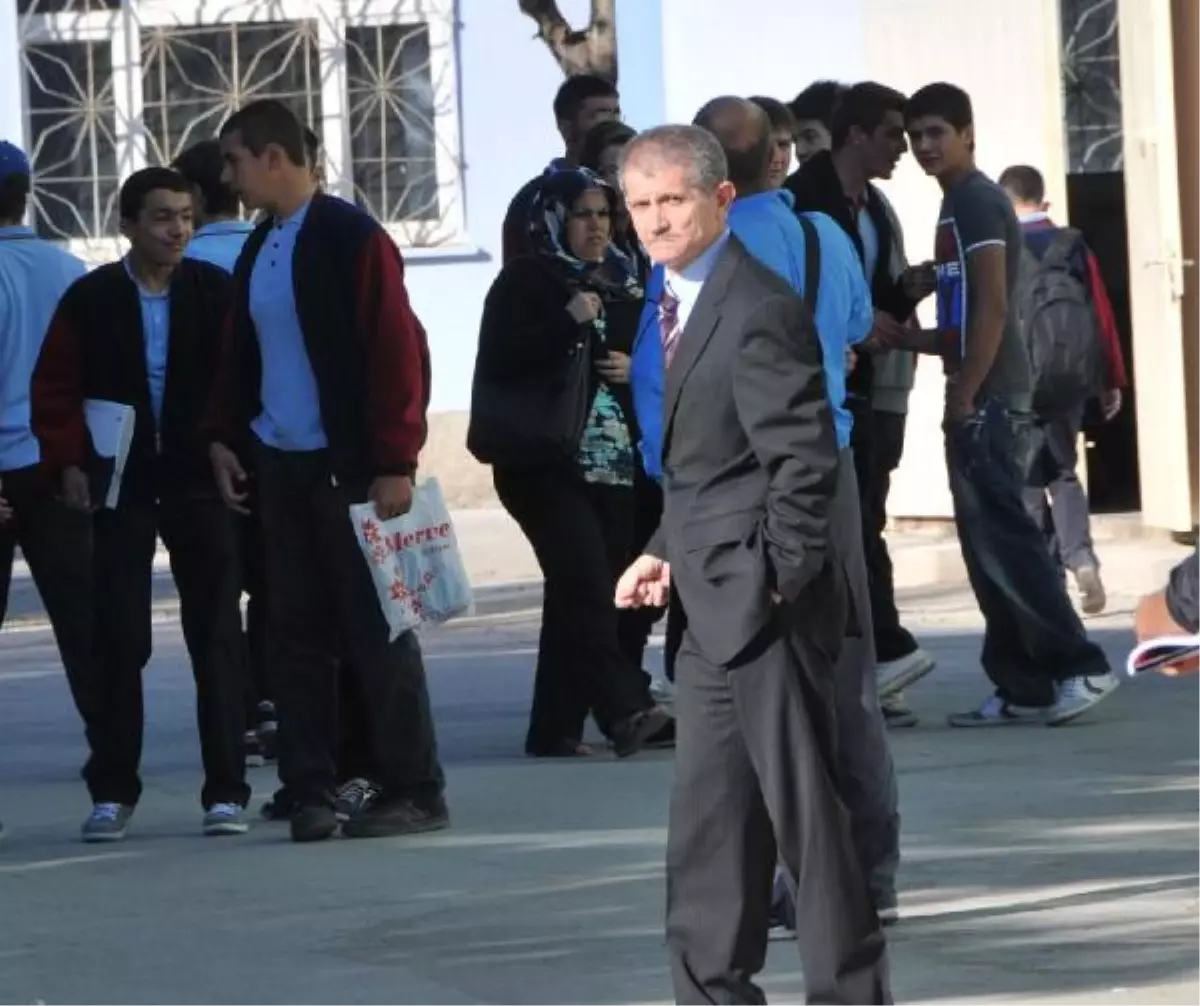 Meslek Lisesi Müdürü Tören Alanına Öğrencileri Yaklaştırmadı