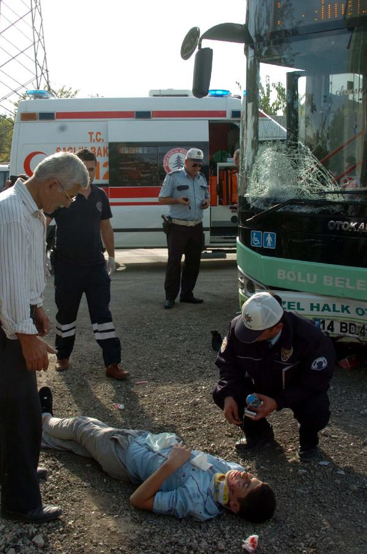 Motosiklet Otobüsün Altında Kaldı: 2 Yaralı