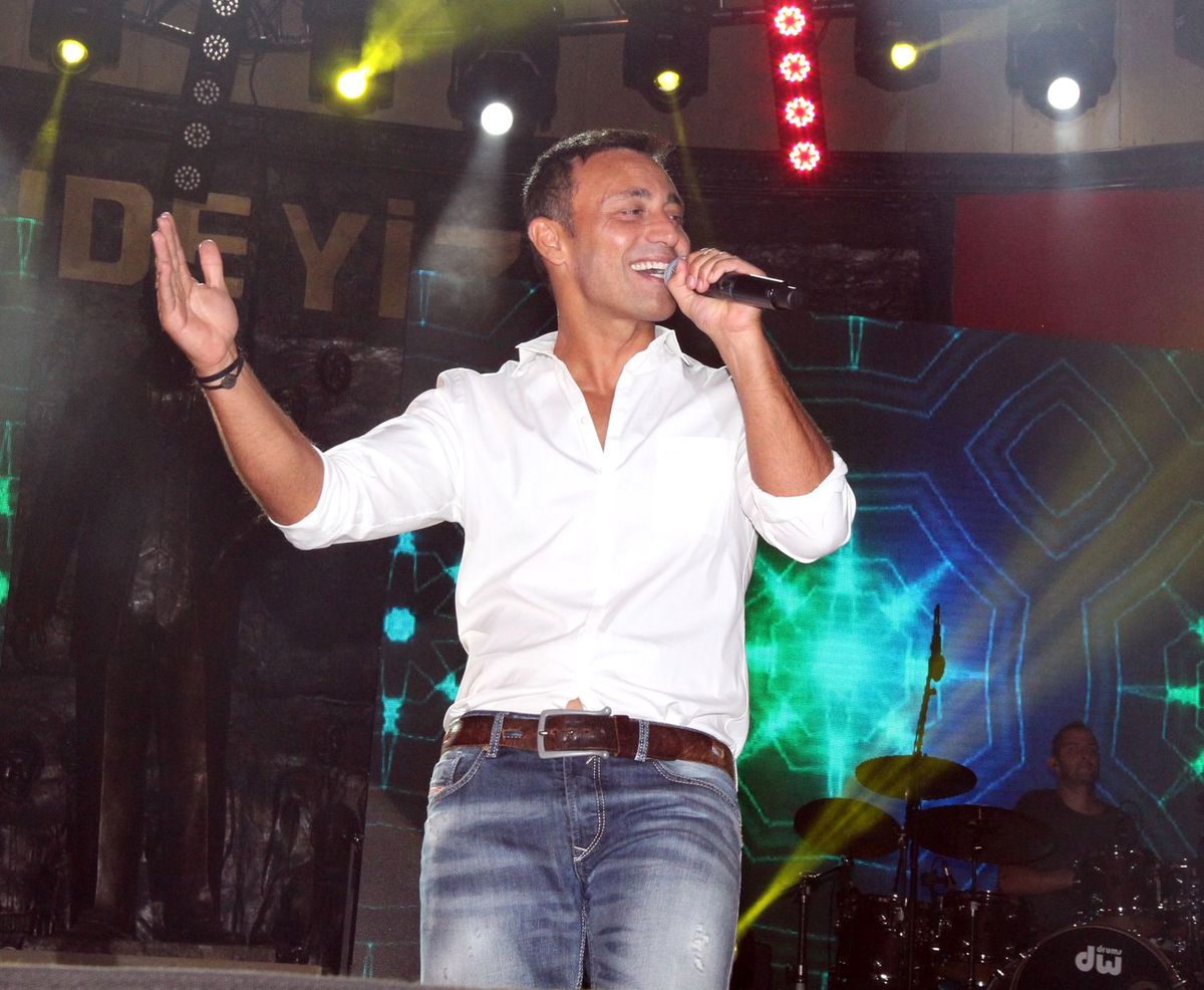 Mustafa Sandal İzmir\'de On Binlerce Kişiyi "Tesir Altında" Bıraktı