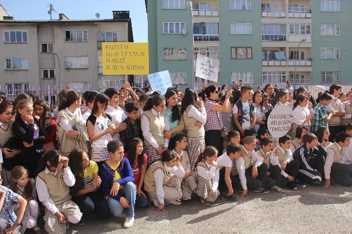 Öğrenciler, Okul Kıyafeti Konusunda Şaşkın