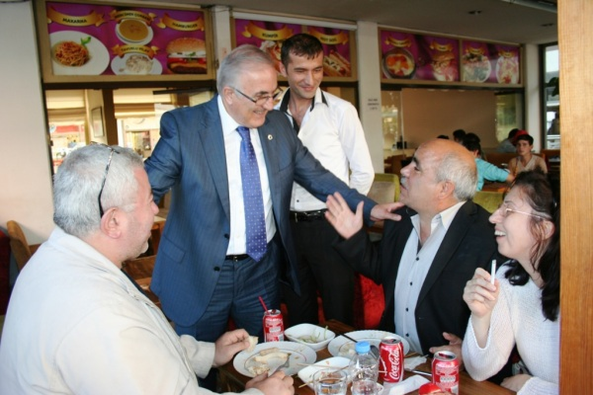 
Öğüt: Bir Tek Kendileri Memnun
