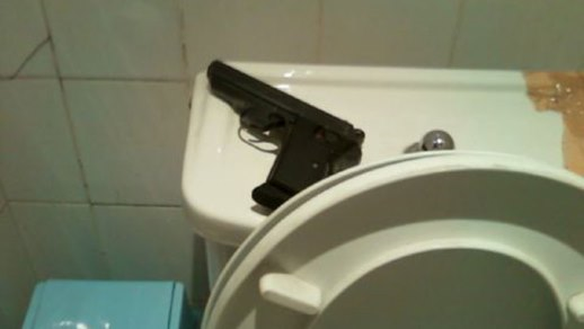 Silahını Lavaboda Unuttu