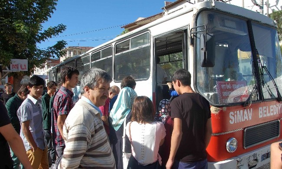 Simav\'da 13 Bin Dolayındaki Öğrenci İlk Gün Bayram Etti