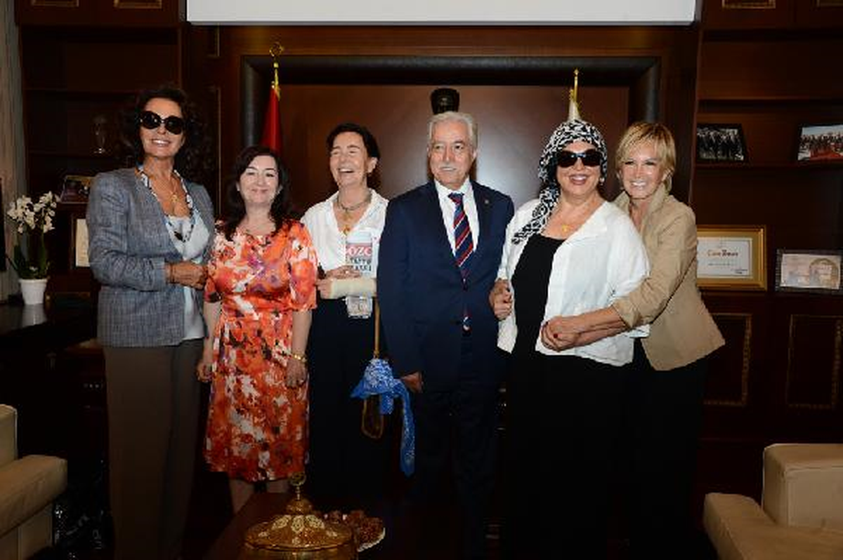 Sinemanın 4 Yapraklı Yoncasına Adana\'da Altın Kolye Sürprizi