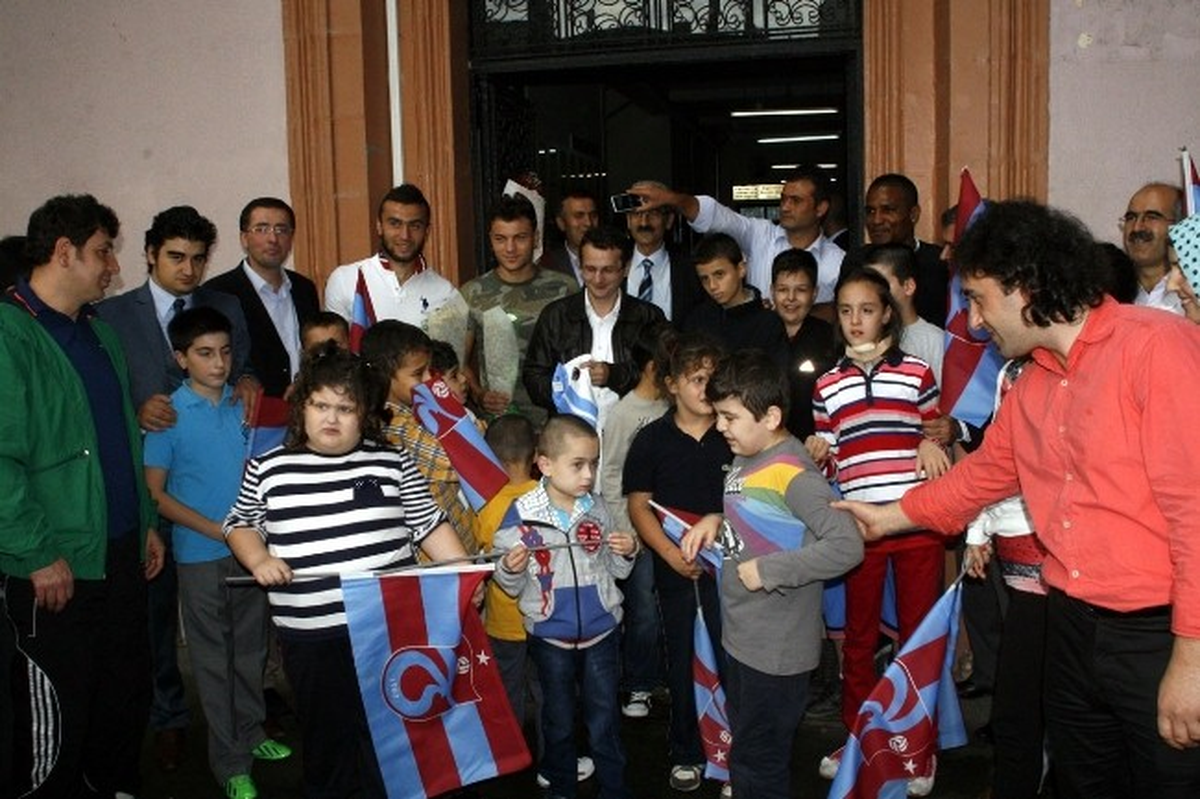 Trabzonsporlu Futbolcular Öğrencileri Unutmadı
