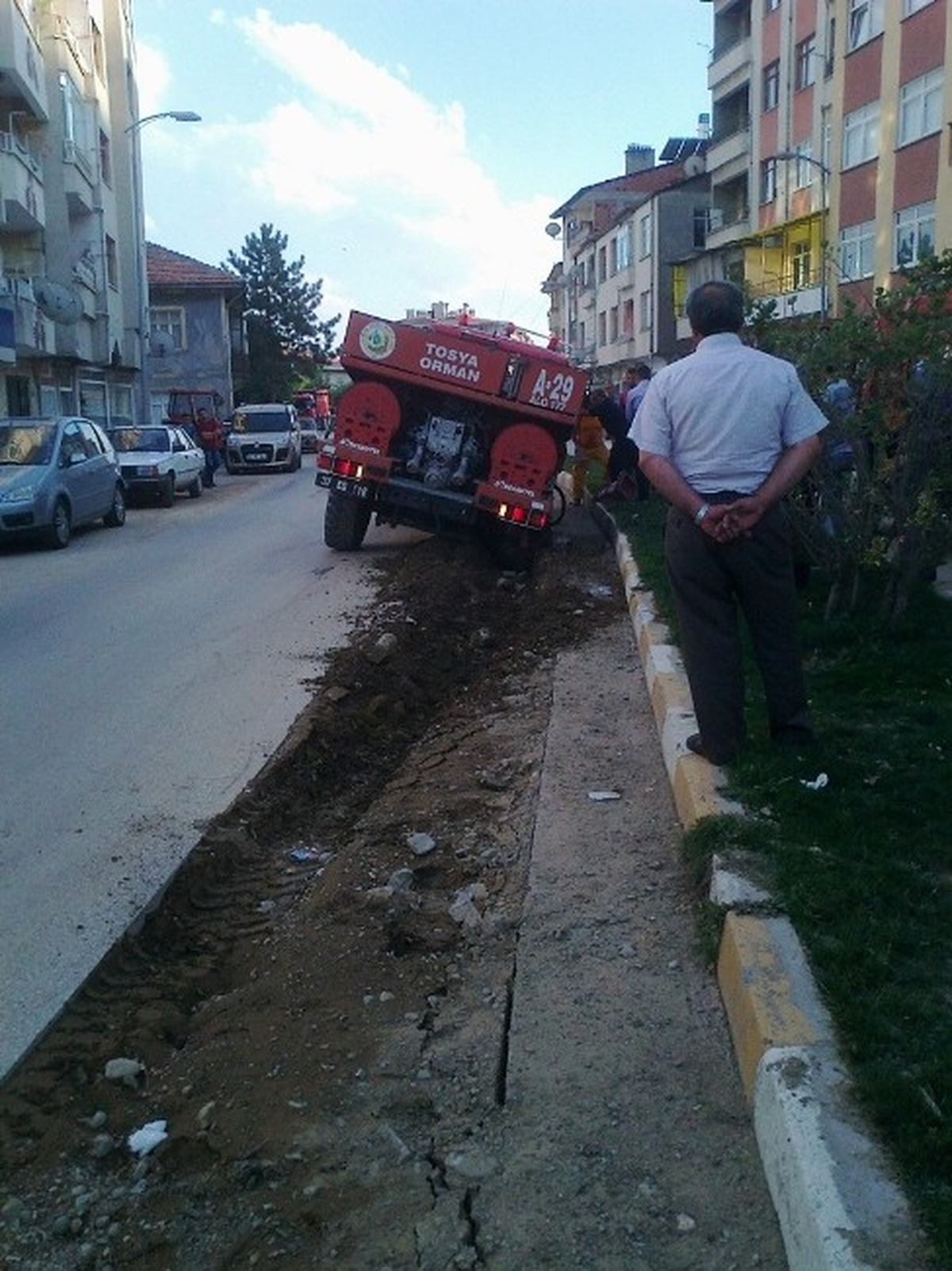 Yangına Giden Arasöz Doğalgaz Çukuruna Düştü