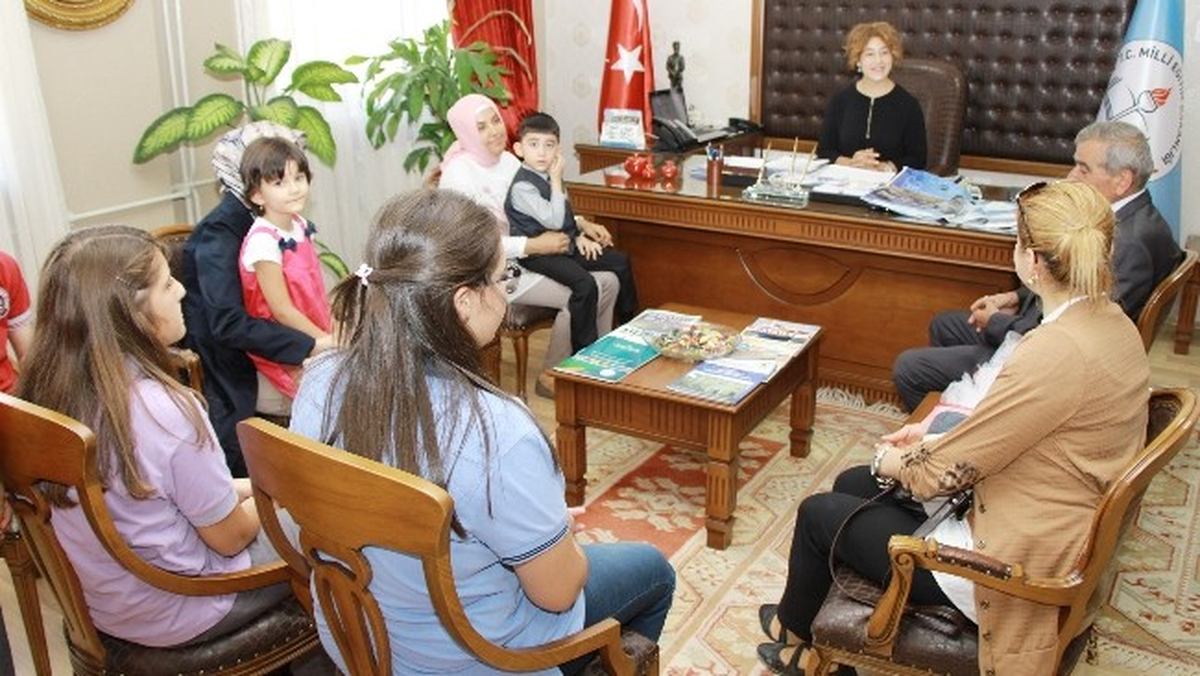 Aksaray\'da Öğrenciler, İl Milli Eğitim Müdürünü Ziyaret Etti