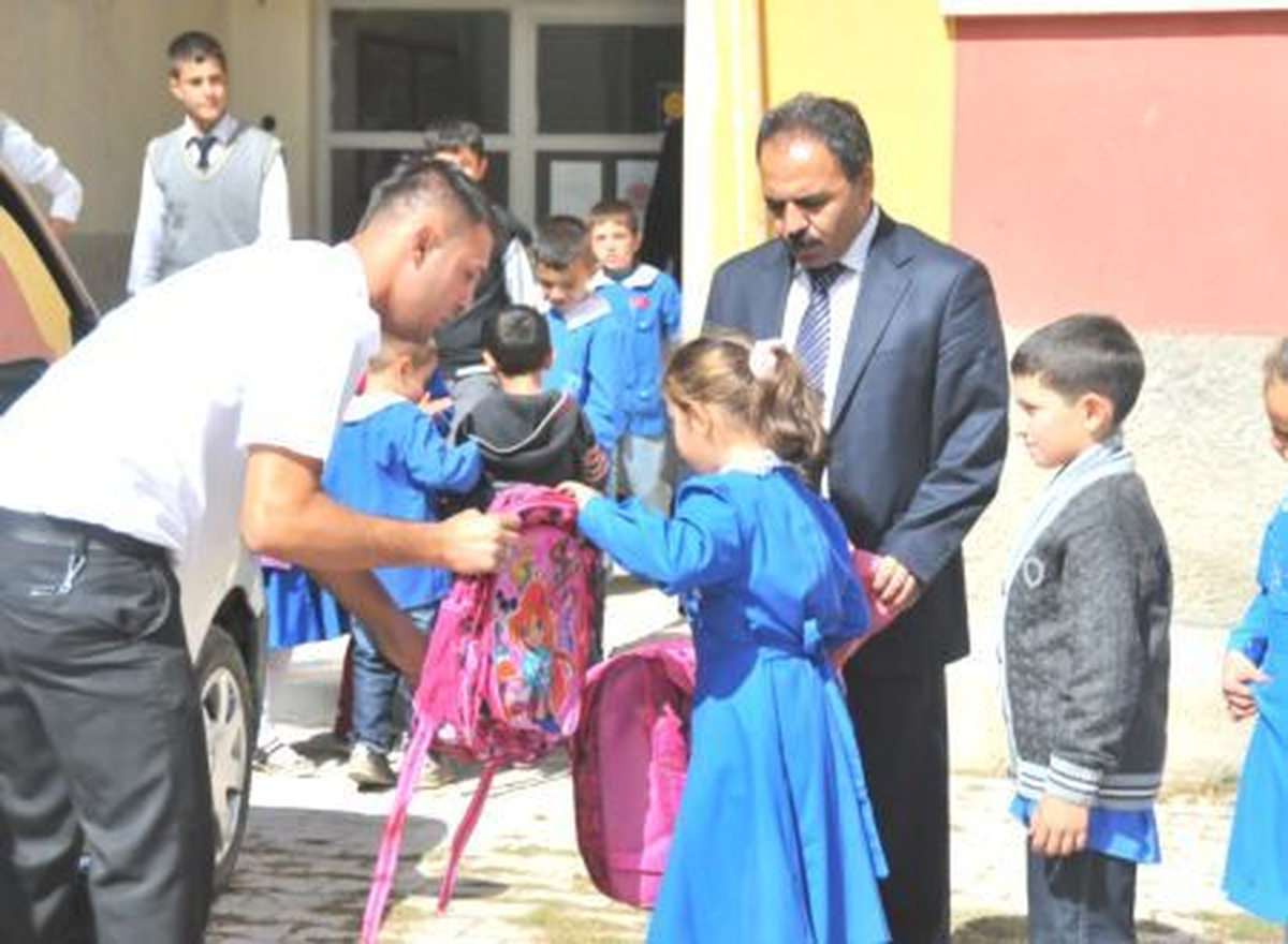 Akşehir\'de 2 Bin Çanta ve Kırtasiye Seti Yardımı