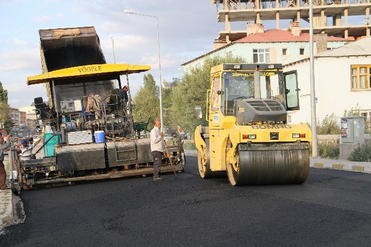 Ardahan\'da Yollar Sıcak Asfaltla Tanıştı