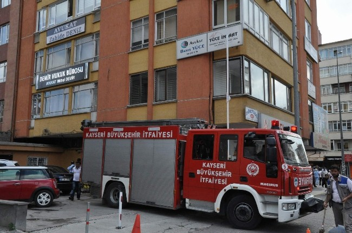 Asansörde Sıkışan İşçileri İtfaiye Kurtardı