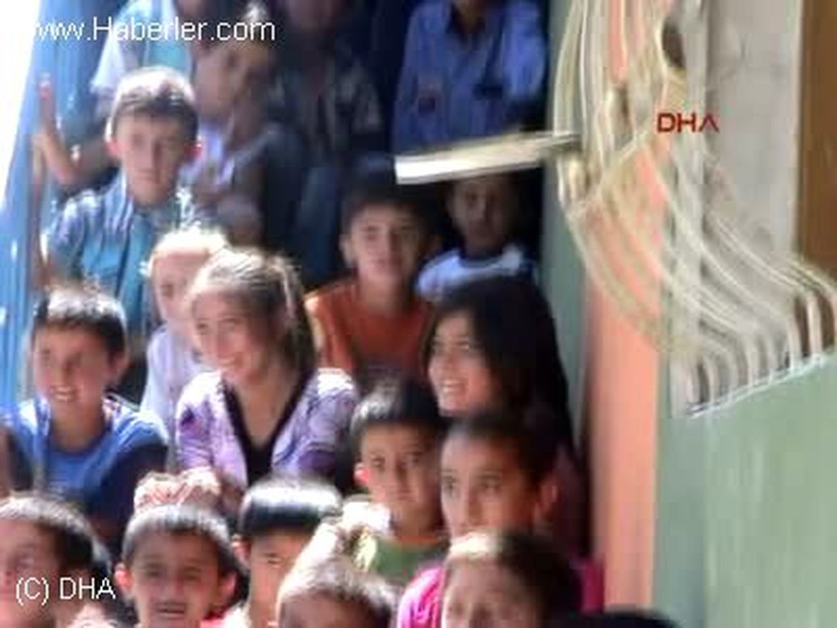 Aynı Evde 8 Aile Birlikte Yaşıyor