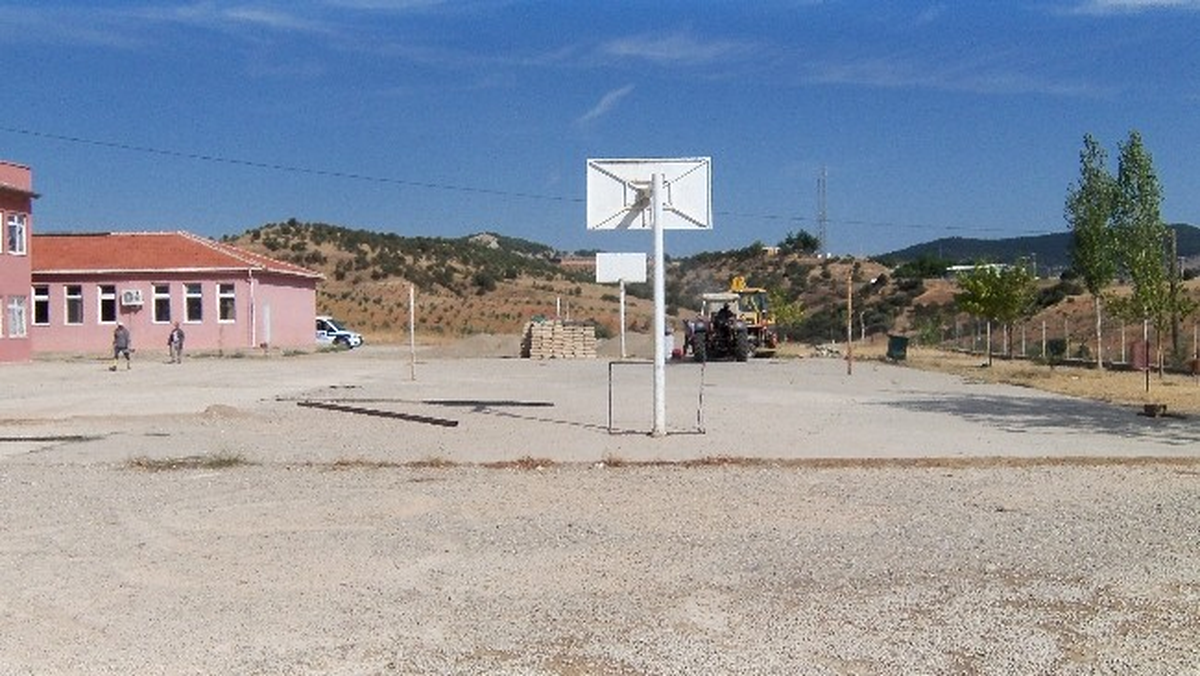 Borlu Gazi İlköğretim Okulu Bahçesine Düzenleme