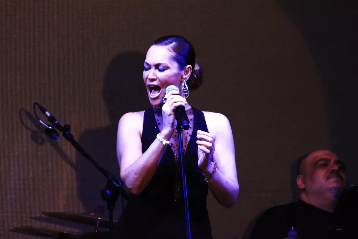 Hülya Avşar: Çağatay\'dan Gözümü Alamadım