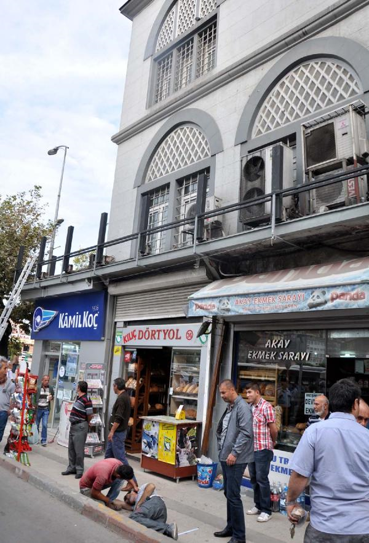 Cami Terasından Düşen İşçi Yaralandı