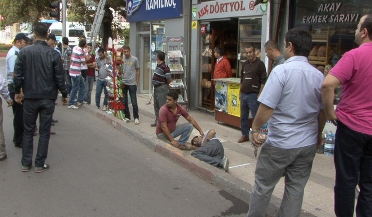 Camide Kaplama Çalışması Yapan İşçi Kaldırıma Düştü