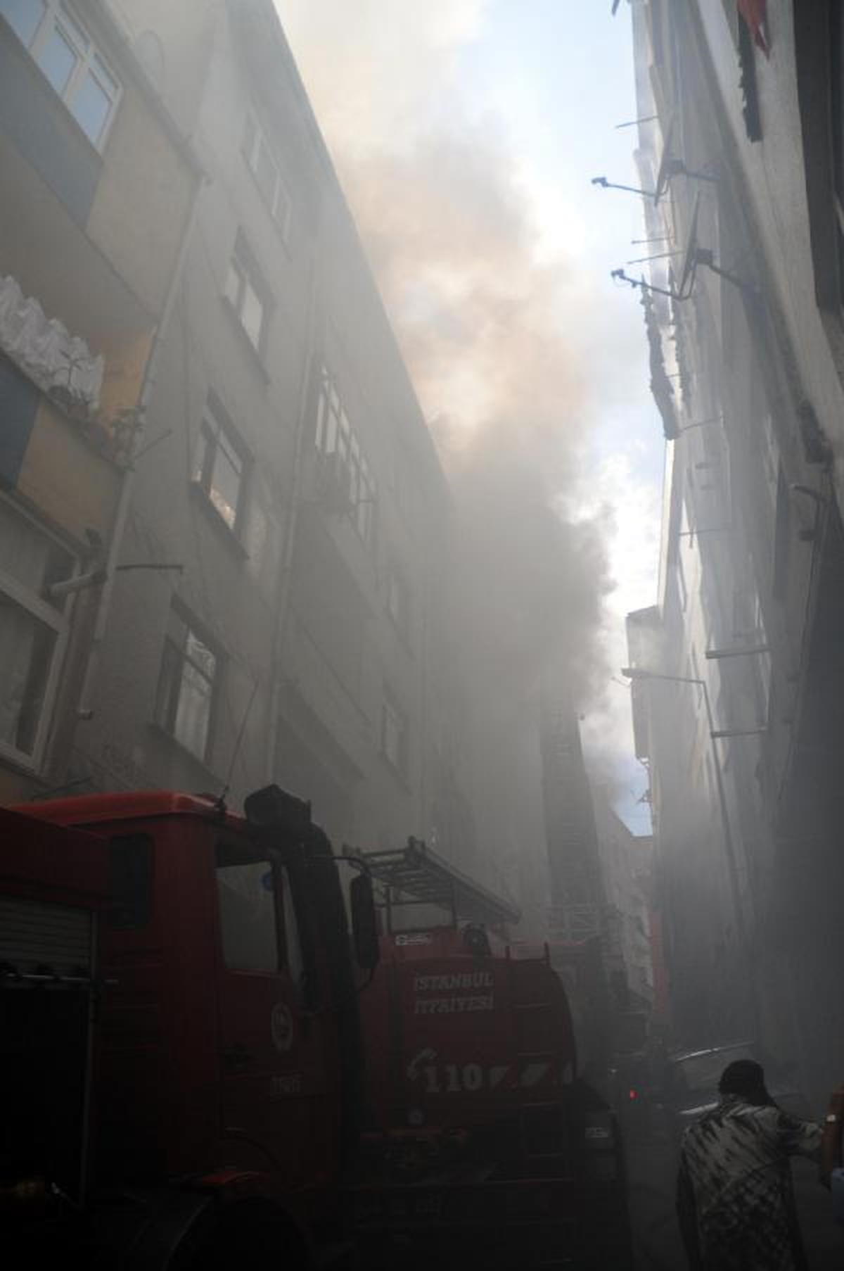 Çatı Katında Başlayan Yangın Mahalleyi Sokağa Döktü