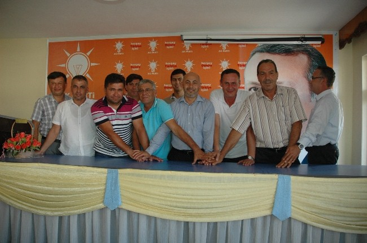 Demokrat Partili Belediye Meclis Üyeleri de AK Parti\'ye Katıldı