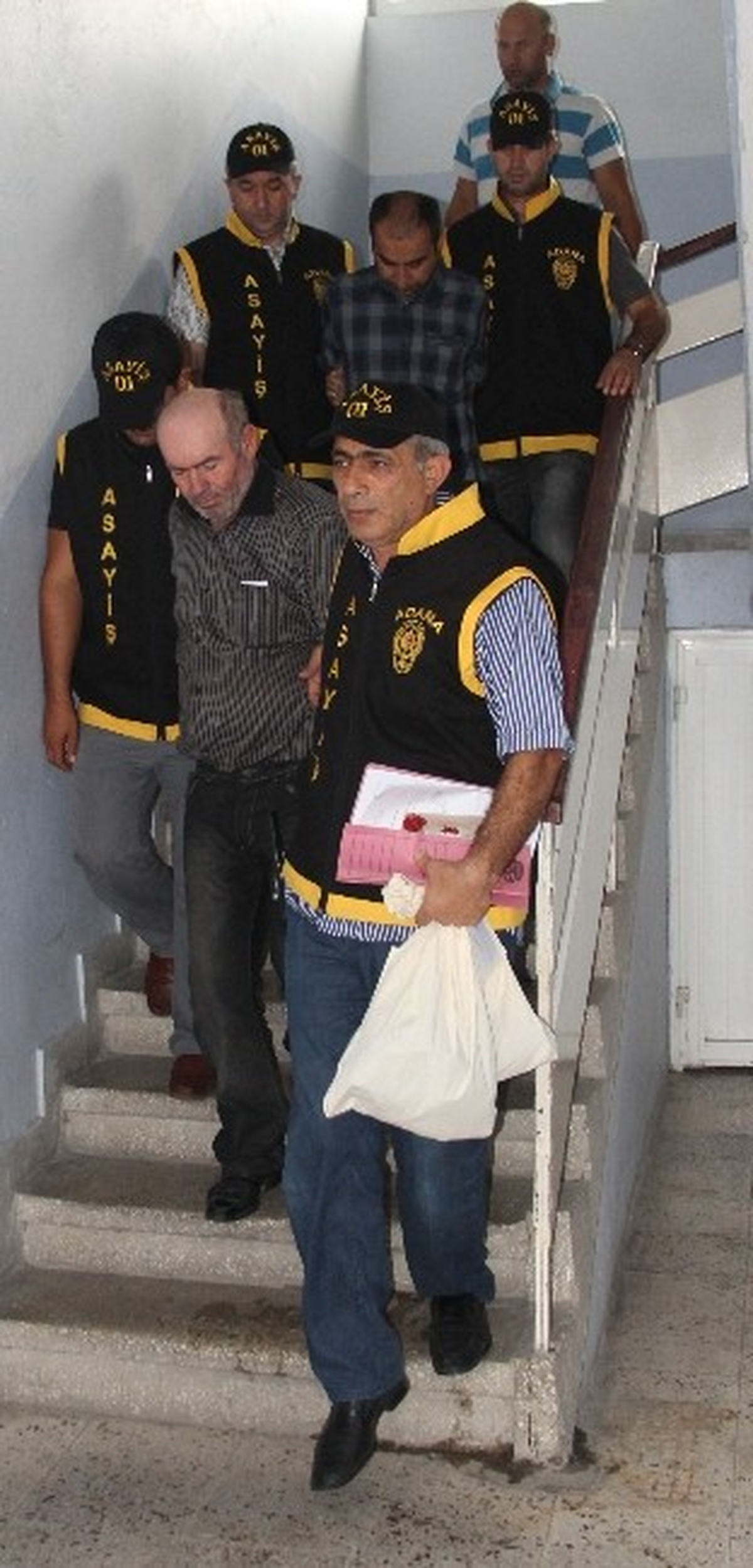 Emanet Kredi Kartlarını Kontör Dolandırıcılarına Kullandıran 2 Şahıs Yakalandı