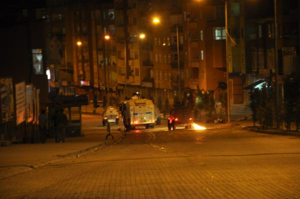 Hakkari\'de AK Parti Hükümeti Protesto Edildi