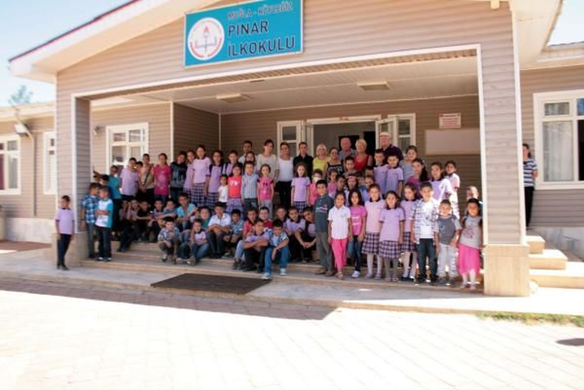 İngiliz Çiftlerden 100 Öğrenciye Kırtasiye Yardımı