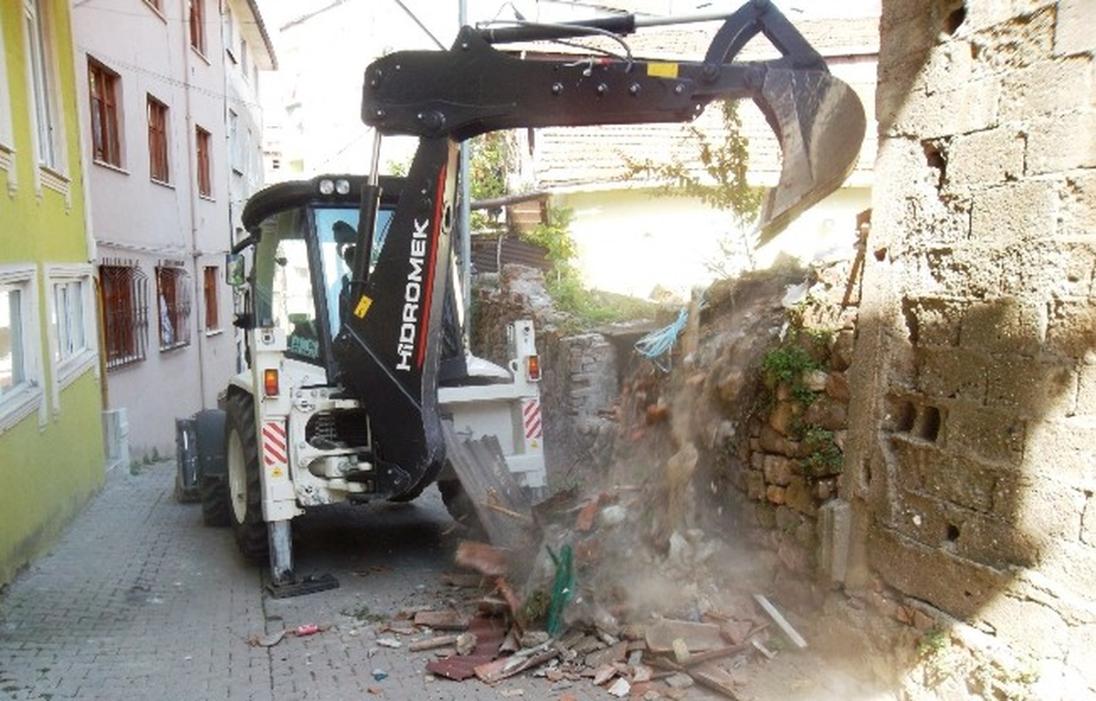İzmit\'te Boş Alanlarda İş Makineli Temizlik