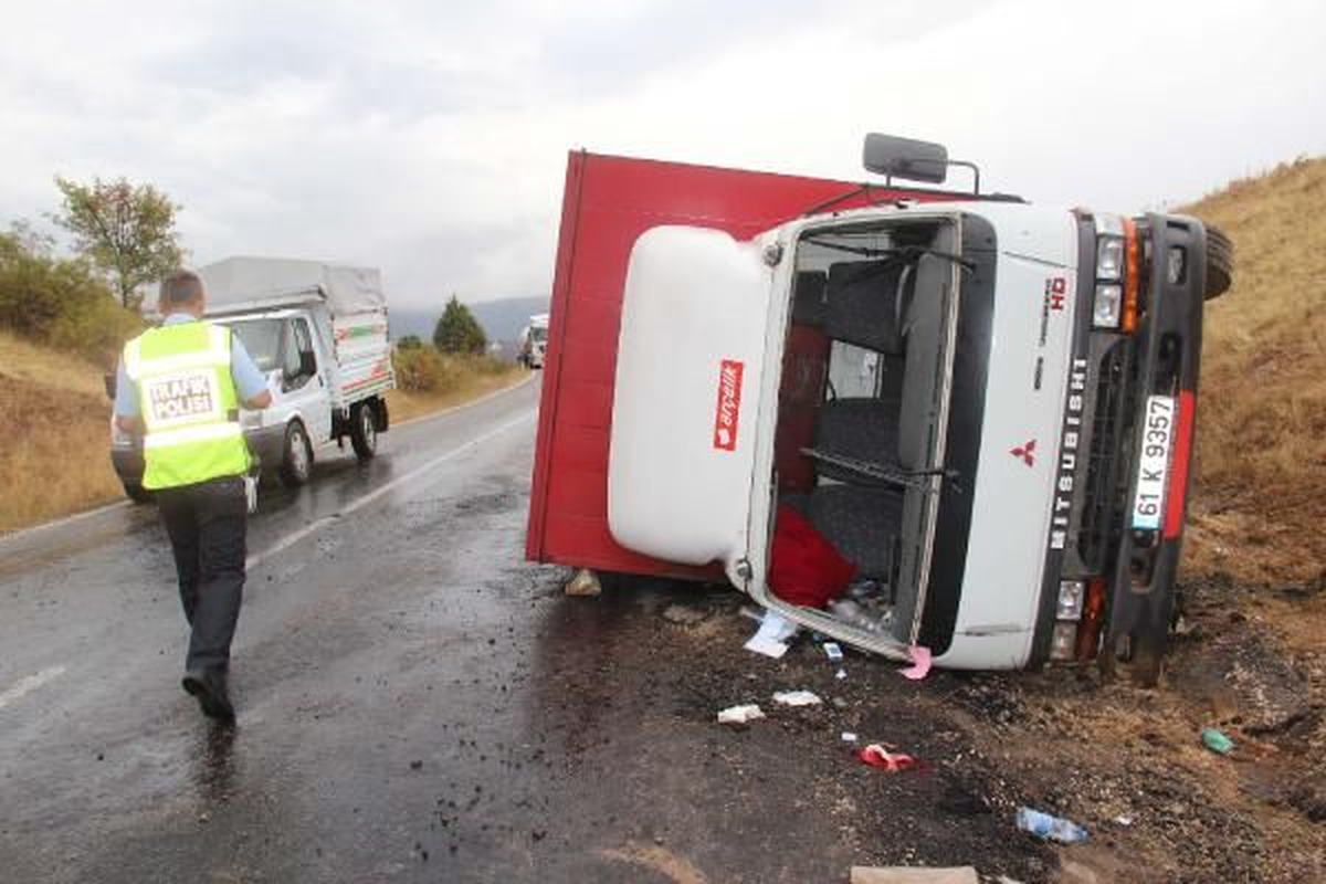 Kavak\'ta Beyaz Eşya Yüklü Kamyon Devrildi: 1 Yaralı