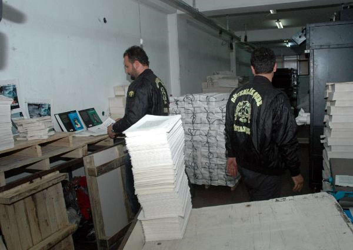 Eyüp\'te Kitap Korsanlarına Polis Baskını