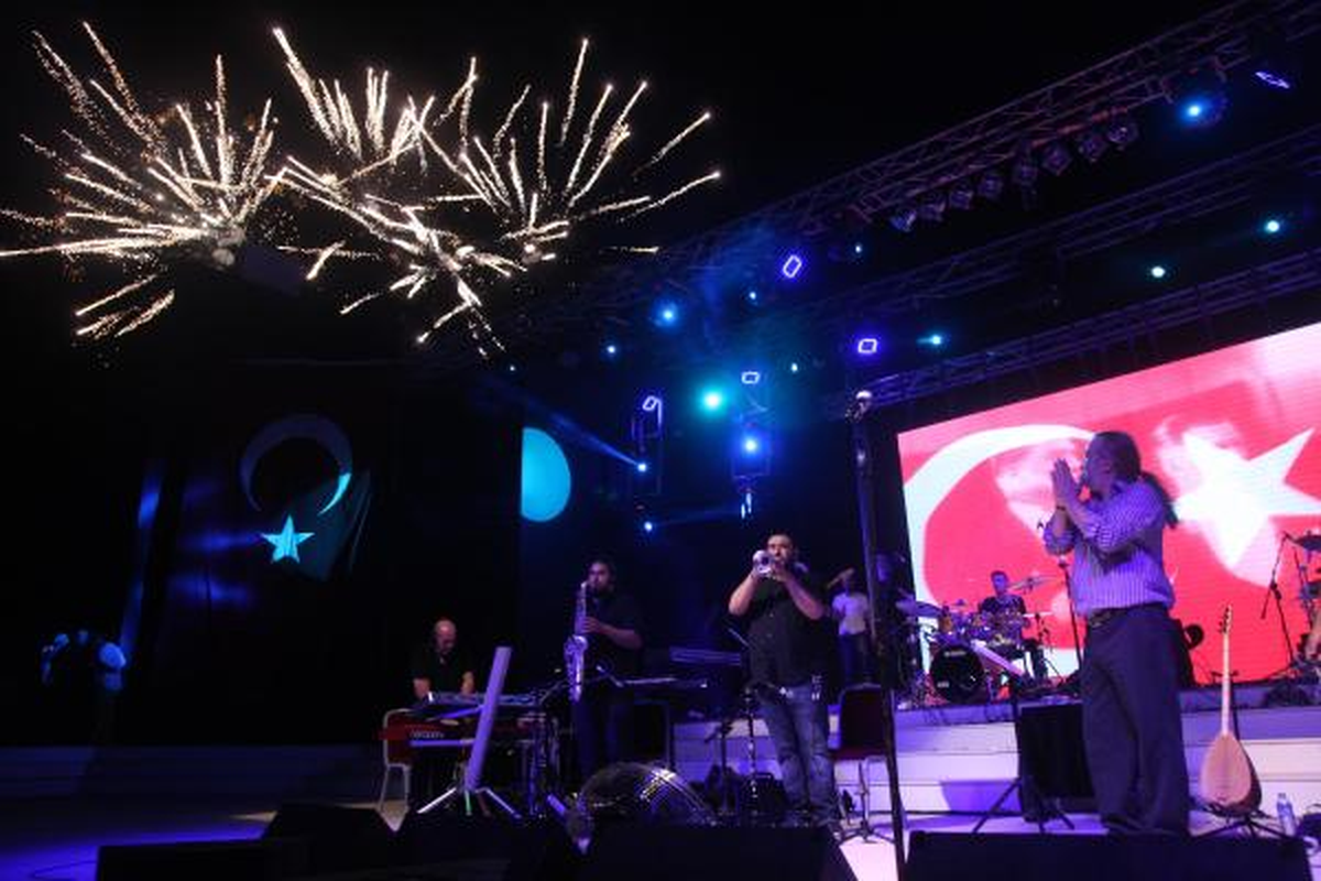 Volkan Konak, Çeşme\'de Konser Verdi