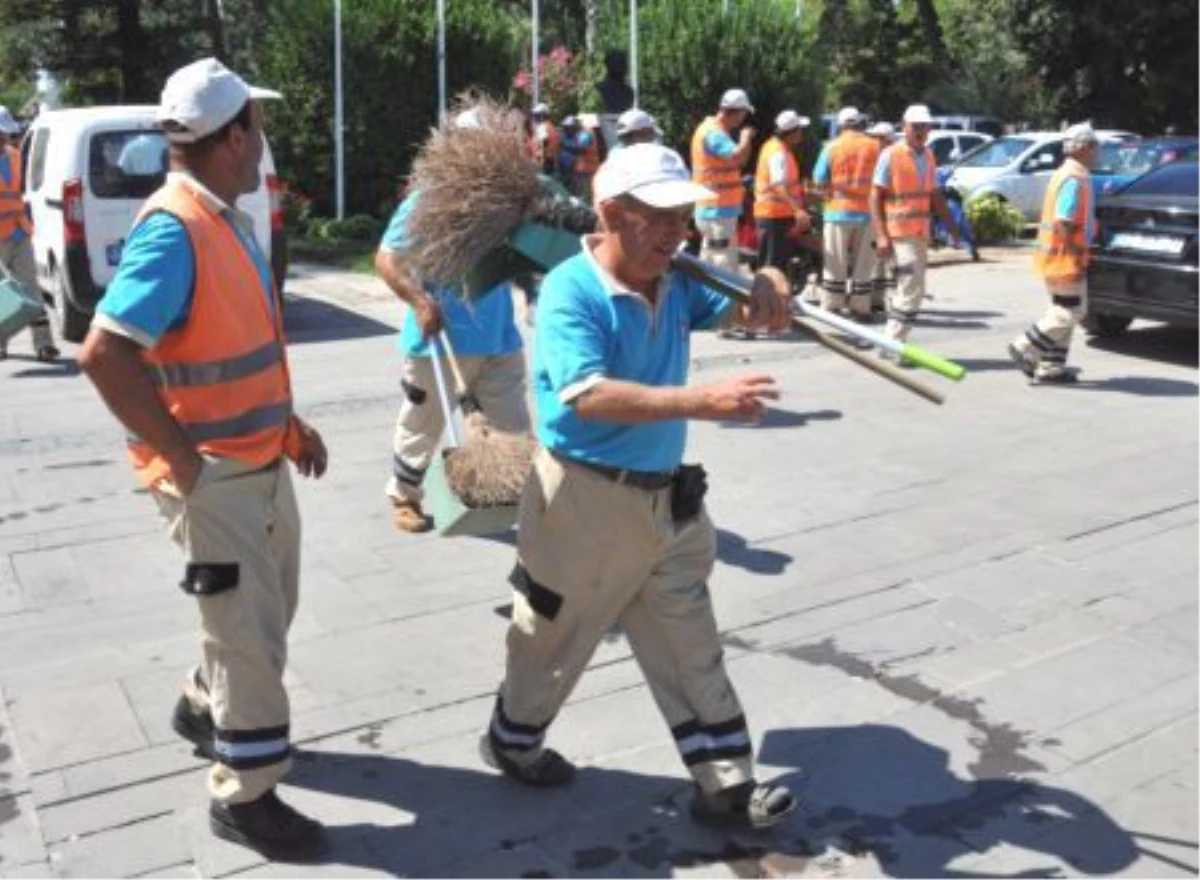 Antalya\'da Maaşlarını Alamayan Taşeron İşçiler İş Bıraktı
