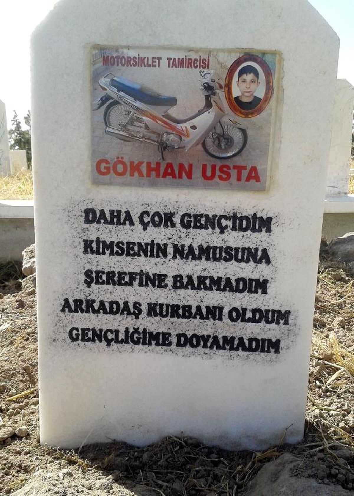 Mezar Taşına \'Arkadaş Kurbanı Oldum\' Yazıldı