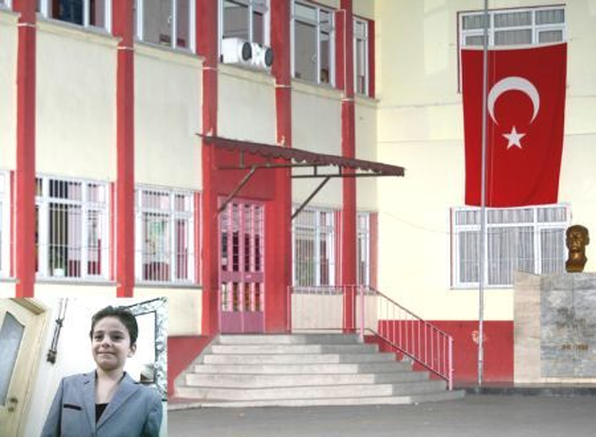 Okulun Bahçe Kapısı Üzerine Devrilen Öğrenci Yaralandı
