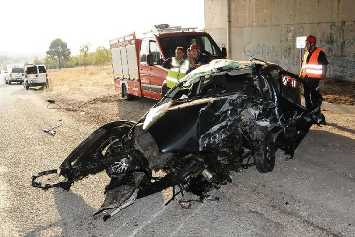 Otomobili ile Beton Direğe Çarpan Garson Öldü