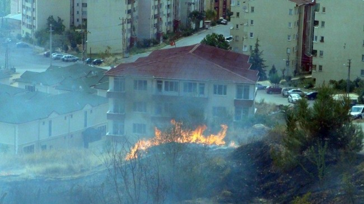 Patlıcan Közlerken Mahalleyi Yakıyordu