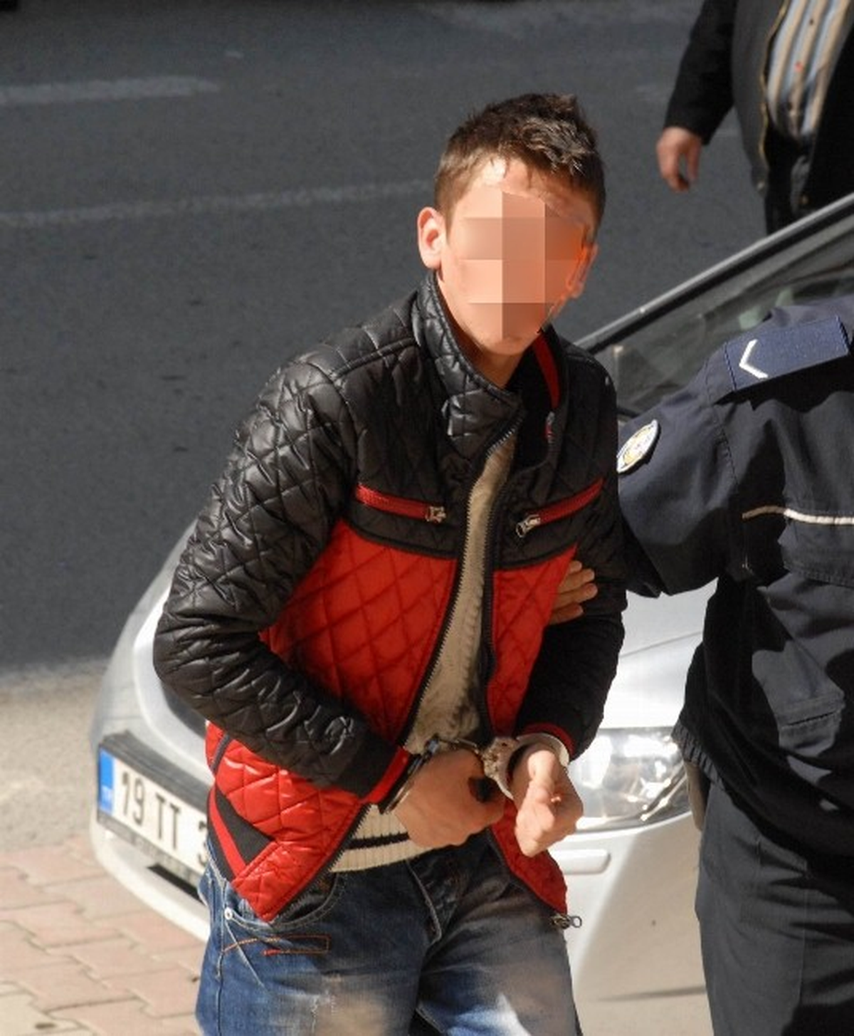 Polis Aracına Çekiç Atan Genç Yakalandı
