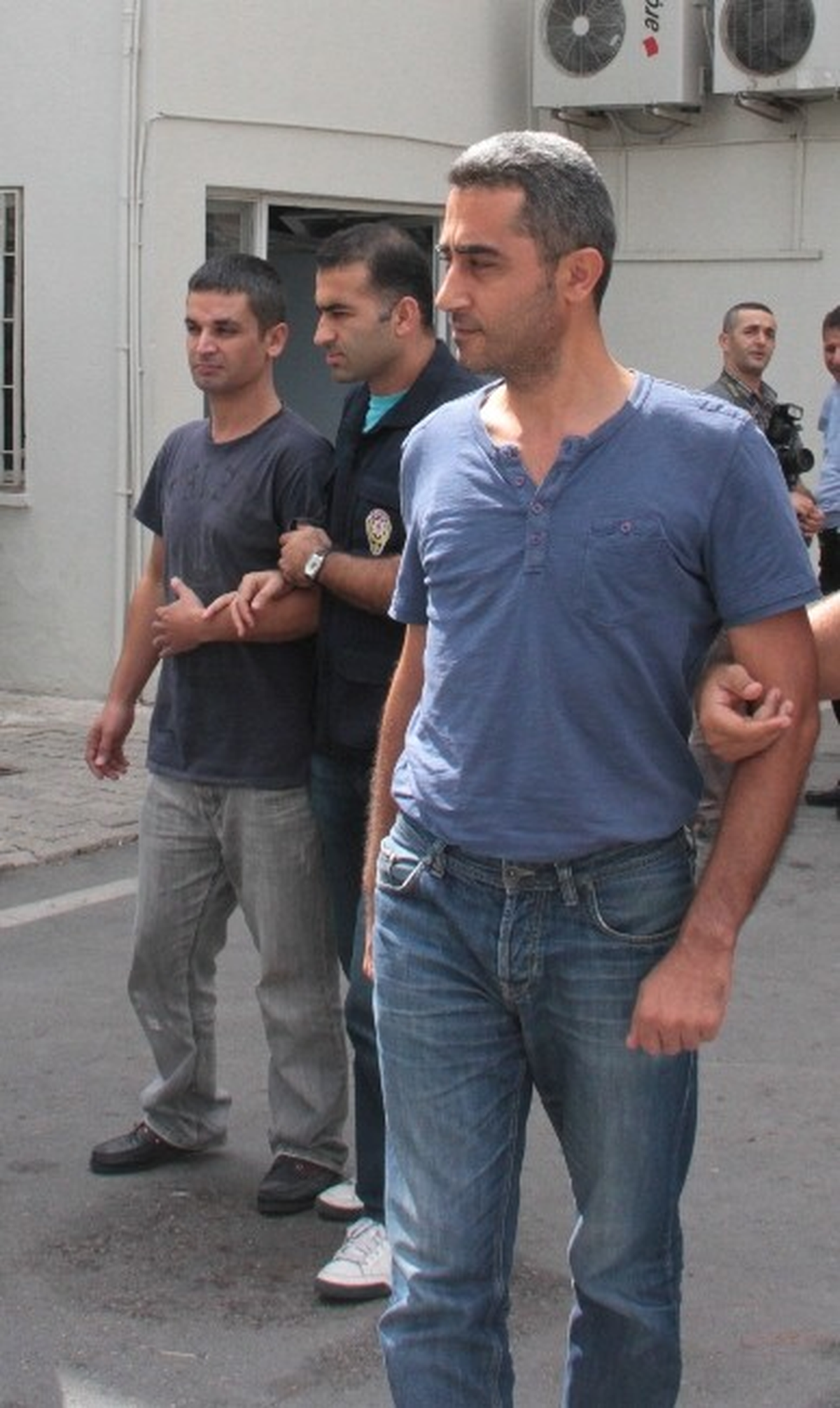 Polisin Kamerasını Alan Göstericiler Yakalandı