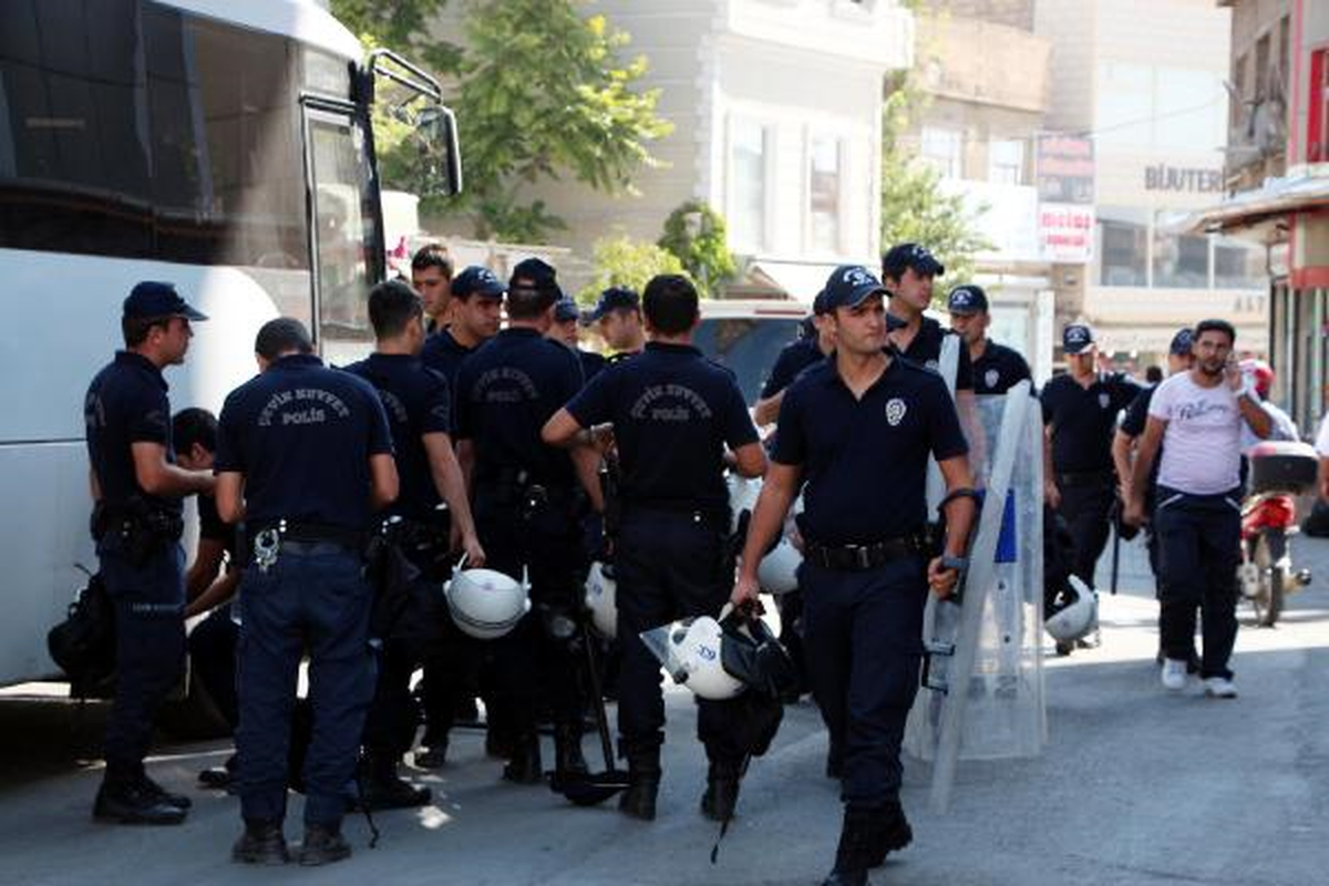 Şanlıurfa\'da Kaçak Telefon Satıcılarına Operasyon