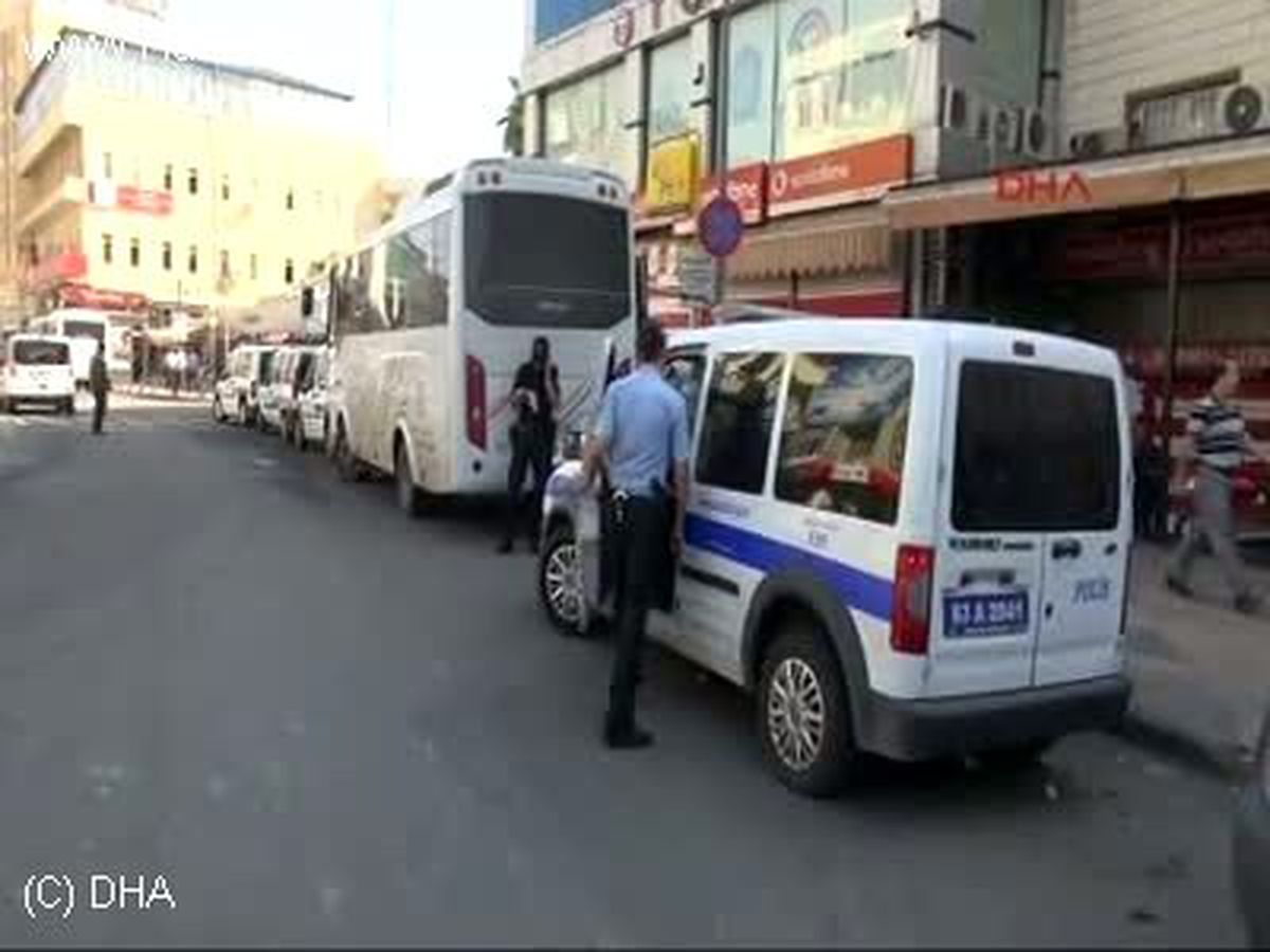 Şanlıurfa\'da 400 Polisle Kaçak Telefon Satıcılarına Operasyon