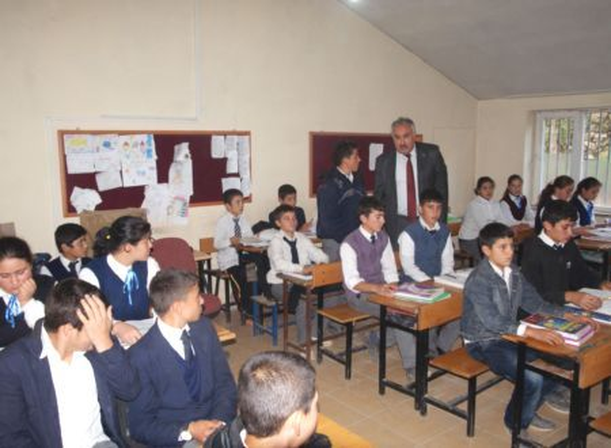Türkoğlu İlçe Milli Eğitim Müdürü Kuyubaşıoğlu Okulları Ziyaret Etti